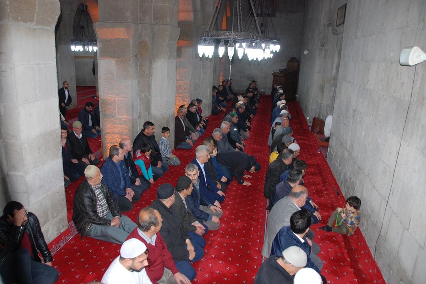 Bitlisliler Beraat Kandili’ni camilerde ihya etti